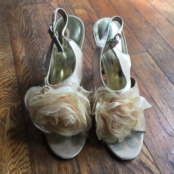 Gold heels - Picture 2 of 3